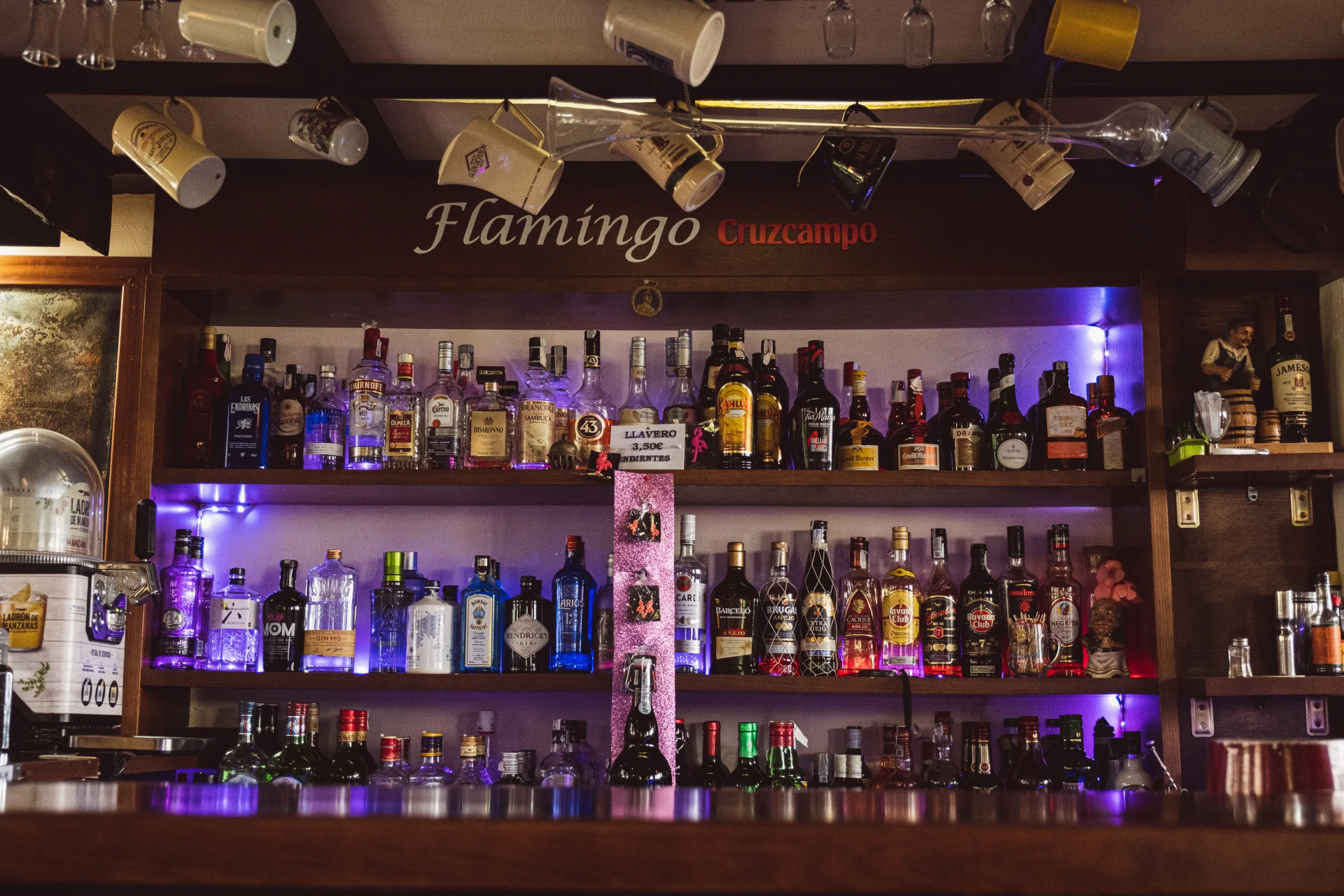 Foto frontal de la barra donde está Flamingo English Bar.