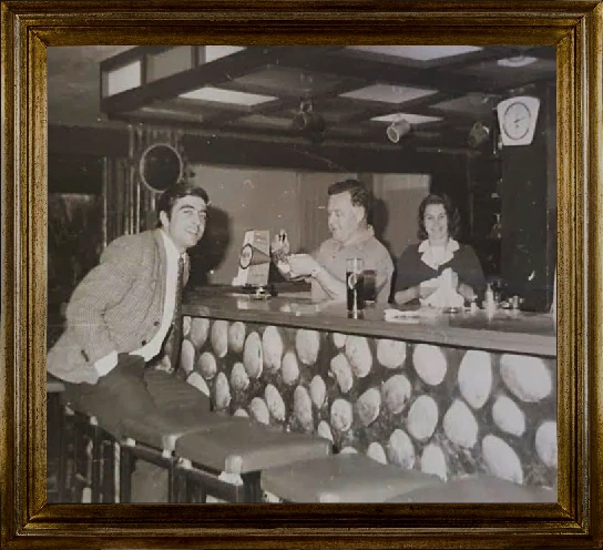 Mr. Conway con su mujer en un momento capturado en el Flamingo English Bar.